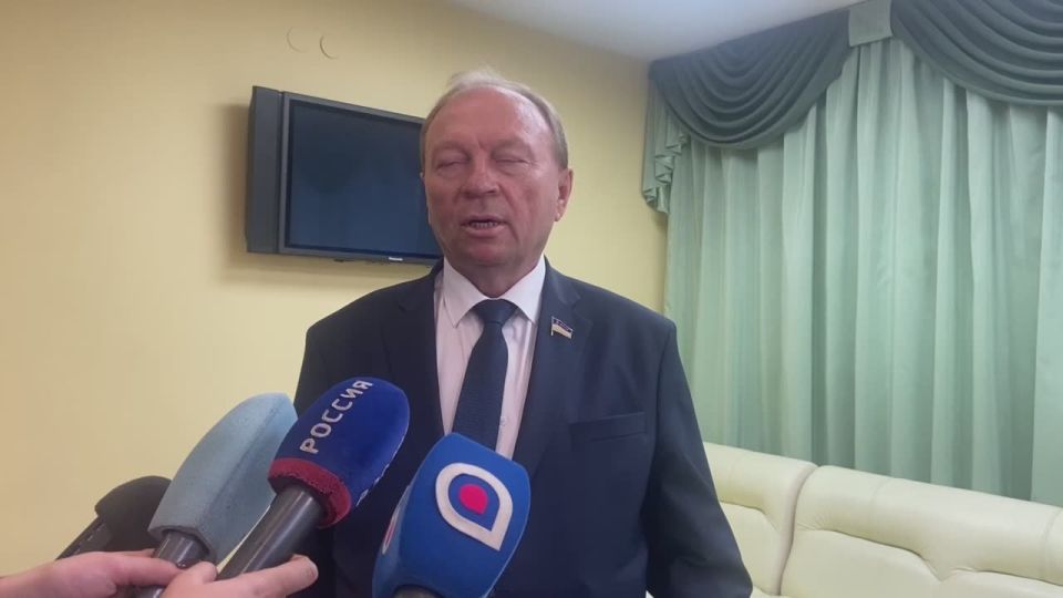 Буряадай Толгойлогшо Алексей Цыденовтай хамта Арадай Хуралай Трлэгшэ Владимир Павлов мндэр уласай багшанарые мэргэжэлтэ hайндэррнь амаршалба