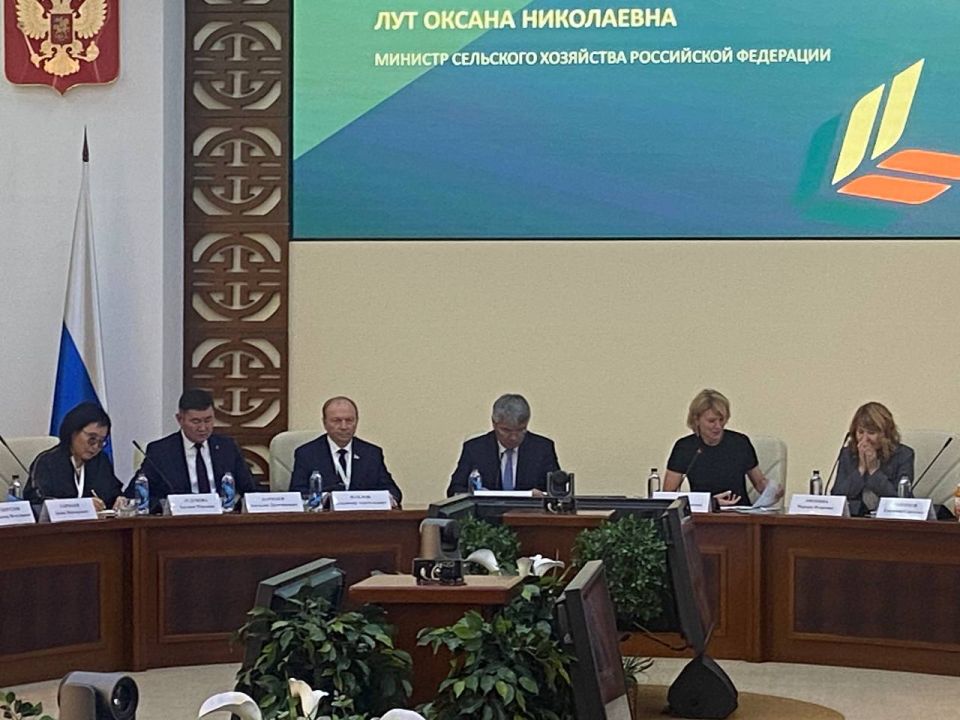 Председатель Народного Хурала Владимир Павлов вместе с Главой республики Алексеем Цыденовым сегодня поприветствовали участников всероссийского совещания «Производство биологически активных добавок и фитопродукции»