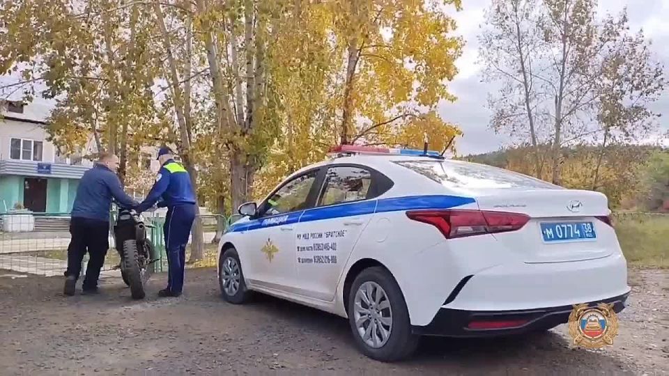 Мальчики приехали на мотоциклах… в школу