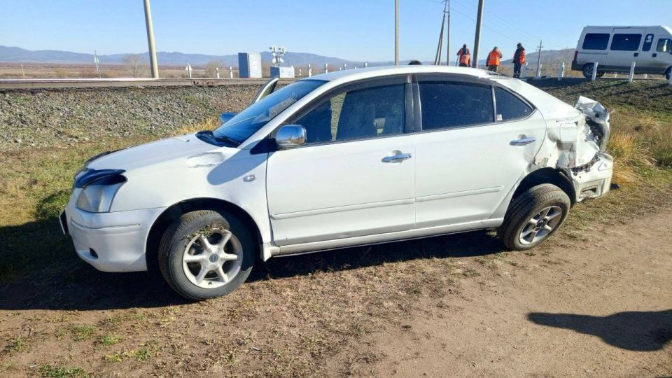«Тойота» выехала под грузовой поезд в Бурятии