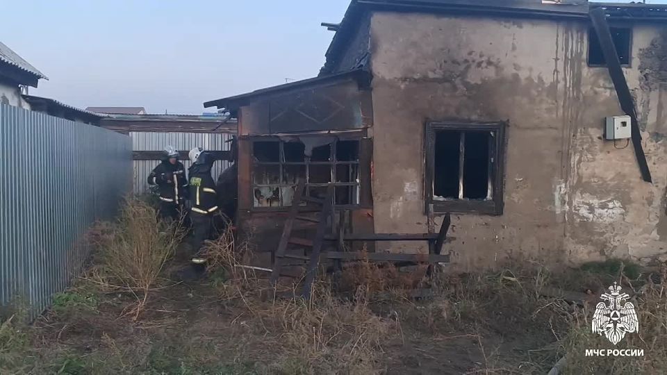 Огонь едва не перекинулся на жилой дом