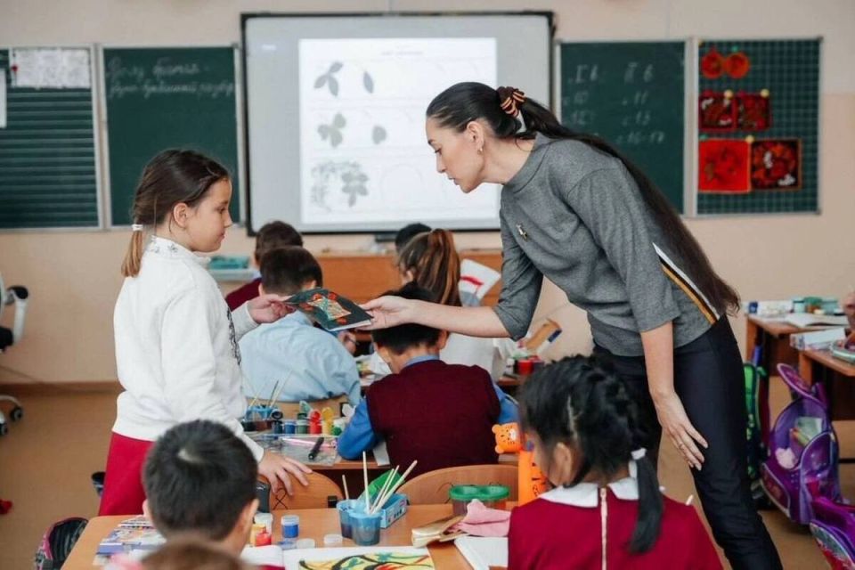 От всей души: В Бурятии поздравляют учителей с профессиональным праздником