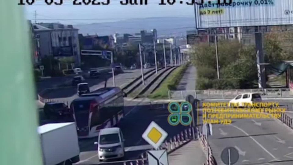 Хотел проскочить.... Видео сегодняшнего ДТП на проспекте 50-летия Октября поделились в комитете по транспорту. Водителей призывают быть внимательнее на дороге и уступать трамваям Канал Ариг Ус в MAX