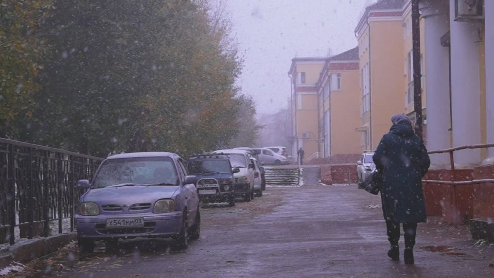 снег кружится, летает