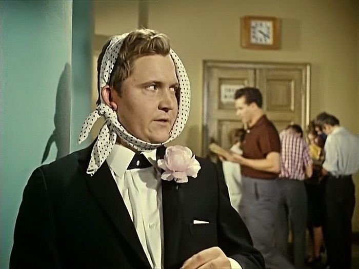 В Санкт-Петербурге студент попал в больницу после того, как во время пересдачи экзамена в его ухе застряли микронаушники