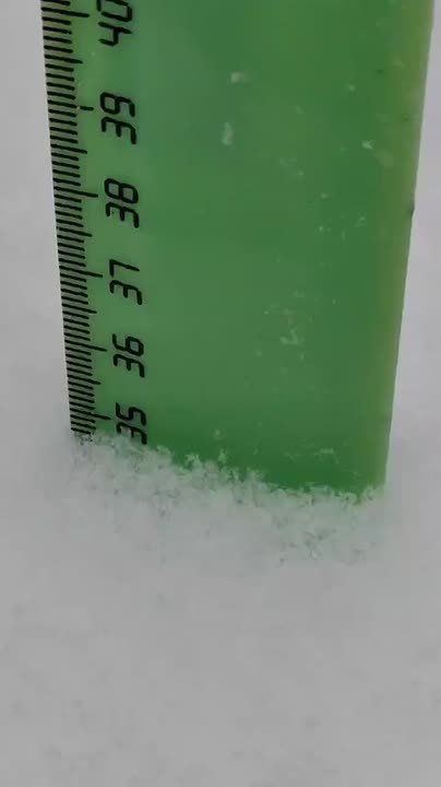 На Мамае зимняя сказка. Меньше чем за сутки там выпало настолько много снега, что сугробы местами превысили 35 см. Между тем, снегопад в горах все еще продолжается