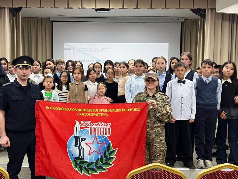 В Улан-Удэ ветераны и сотрудники транспортной полиции поздравили коллектив подшефной школы с профессиональным праздником