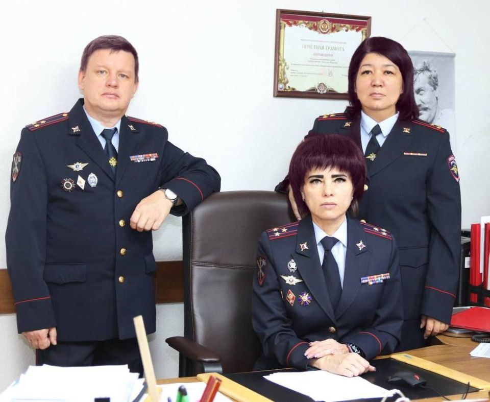 Доброго утра и отличного настроения желают всем подписчикам начальник Правового отдела МВД Бурятии Наталья Харитонова и заместители начальника отдела - Валентин Шалаев и Галина Балдаева!