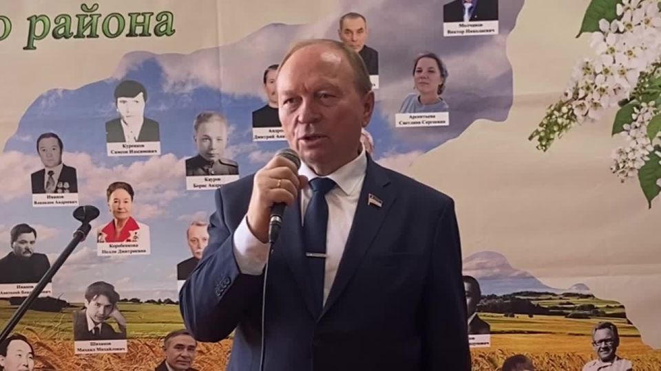 Сегодня в Доме культуры села Шибертуй Бичурского района состоялось торжественная церемония открытия мемориальной доски, посвященной памяти легендарного поэта Дондока Улзытуева и современной модульной библиотеки