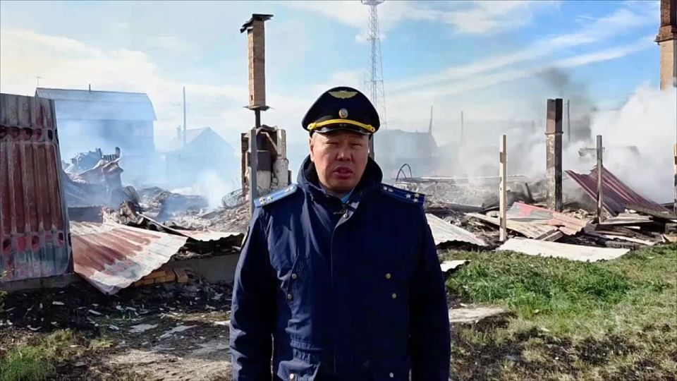 Прокуратура Кабанского района контролирует установление обстоятельств пожара в с.Старый Энхалук, в результате которого пострадали 4 жилых дома
