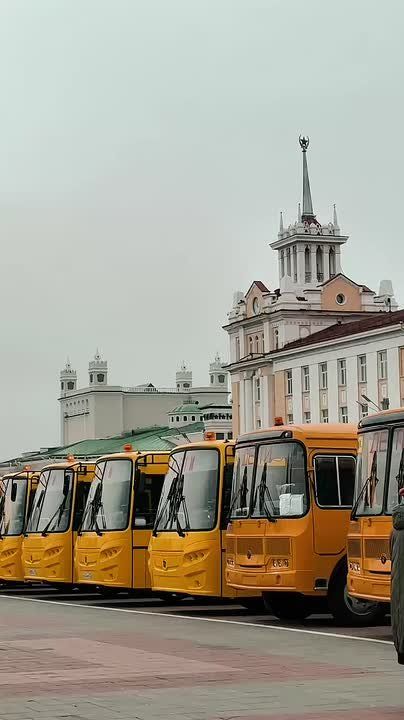 Маршрут к новым знаниям. Сегодня на площади Советов в Улан-Удэ директорам школ республики вручили ключи от новых автобусов марки ГАЗ, ПАЗ, УАЗ и КАВЗ