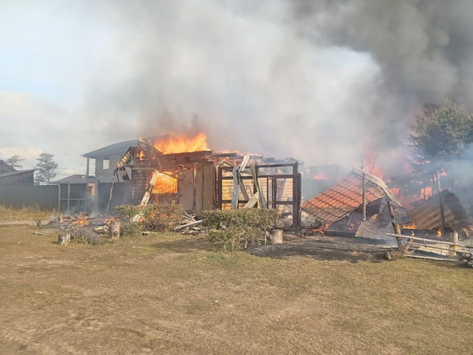 Крупный пожар тушат в Энхалуке