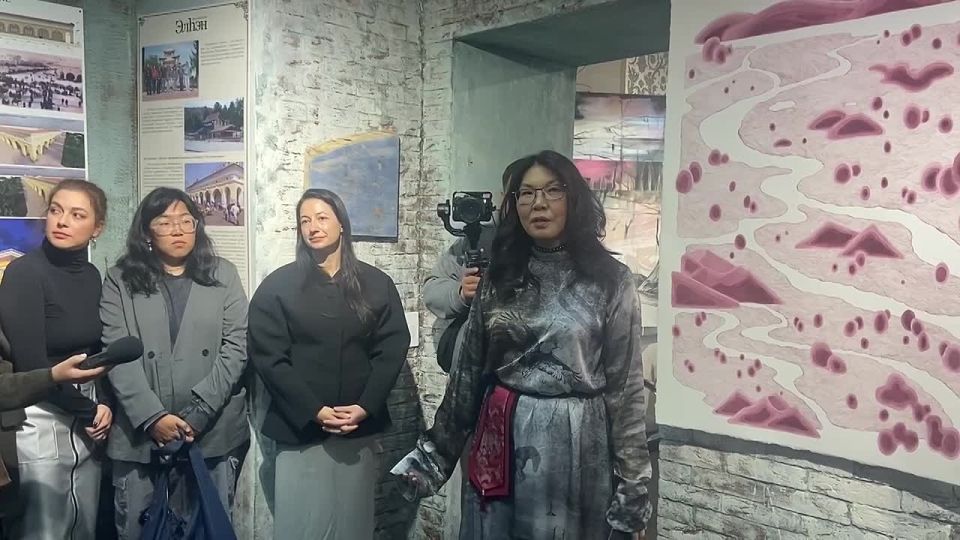 Открывая мероприятие, депутат Народного Хурала и советник основателя проекта Татьяна Баженова отметила, что в экспозиции представлено более 70 работ, созданных резидентами под впечатлением от природы и культурного наследия...