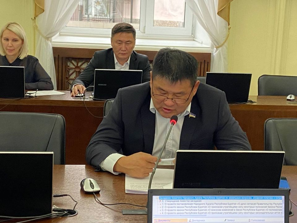 Как выступил перед коллегами врио председателя комитета Бадмадоржо Жигжитов, в республике полностью восстановлены права 1906 дольщиков по 42 проблемным домам, поэтому решением Совета Народного Хурала данный вопрос включен в...
