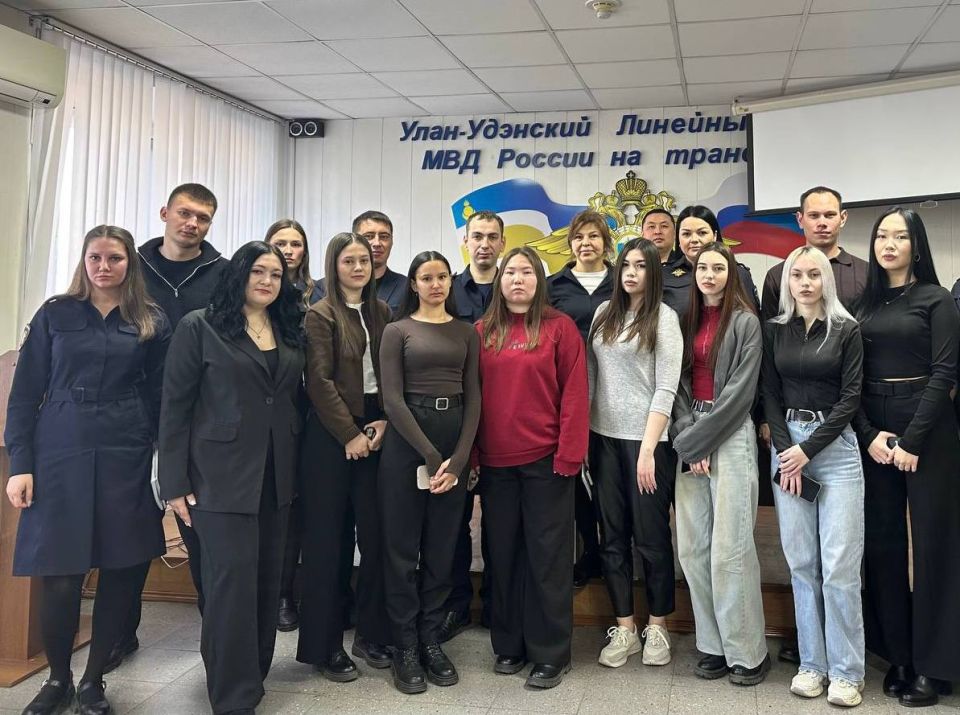 В Улан-Удэ транспортные полицейские провели ознакомительную экскурсию по линейному отделу для студентов 4 курса Улан-Удэнского техникума экономики, торговли и права