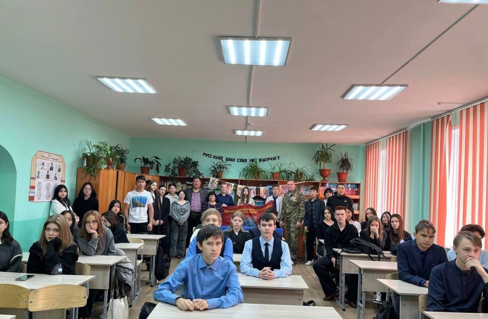 Ветераны Улан-Удэнского ЛО МВД России на транспорте посетили школьное мероприятие в рамках проекта «Диалоги с героями»