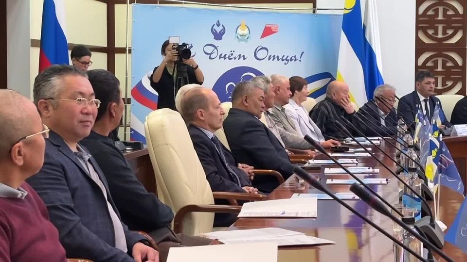 Отец — семьи опора. В преддверии Дня отца в Правительстве Бурятии состоялся круглый стол «Ответственное отцовство как фактор успешного демографического развития общества»