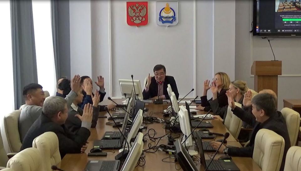 Избирательной комиссией Республики Бурятия вручено удостоверение об избрании депутатом Народного Хурала Республики Бурятия седьмого созыва Санжиеву Замбалу