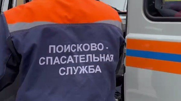 В городе Гусиноозерск в Бурятии спасатели проникли в квартиру через окно, спасая 72-летнюю женщину