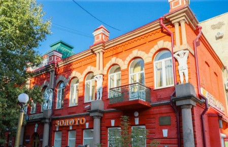Дом с атлантами построен в 1907 г. мещанином Нафтолием Капельманом всего за четыре месяца
