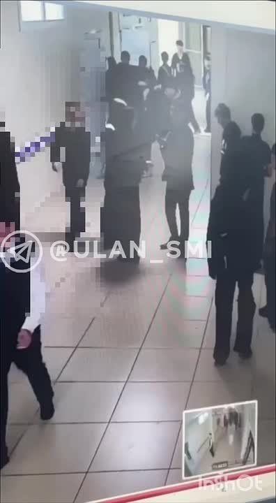 Камера зафиксировала момент, предшествовавший драке учителя и школьника в Бурятии