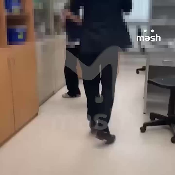 Преподаватель сельской школы в Бурятии подрался с учеником средних классов из-за того, что тот травил и стрелял в него из водного пистолета на уроке кулачки