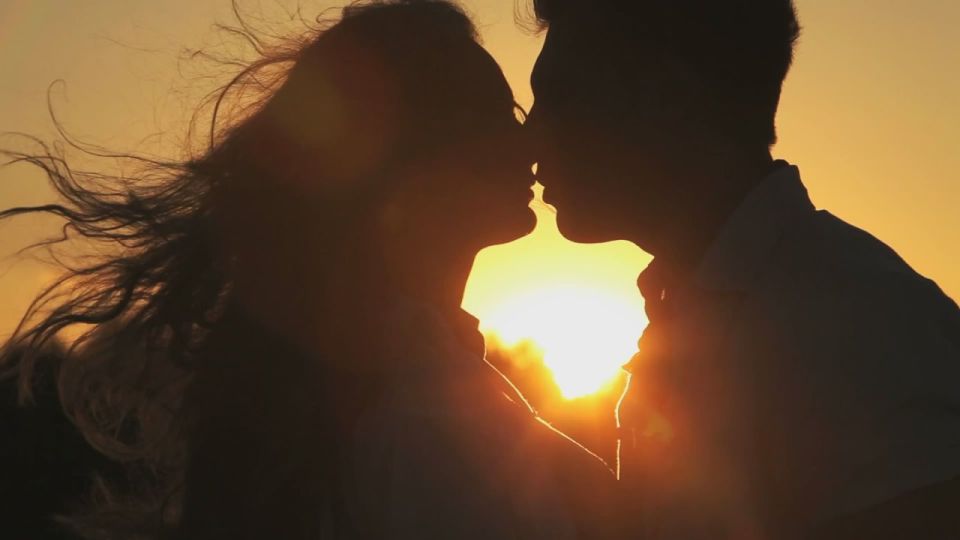 Ты молод, открыт новому и готов к приключениям? В каждой серии нового шоу «А Ты Влюбился?» 3 парня и 3 девушки впервые встретятся, чтобы вместе пройти испытания и узнать, как рождается симпатия с первого взгляда