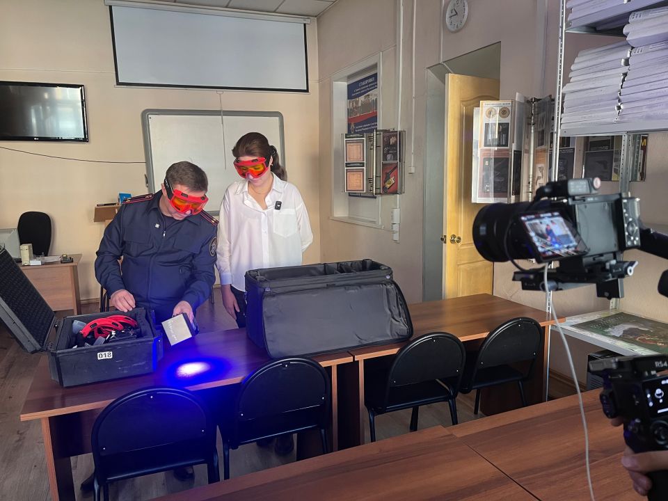 Сегодня в 19 часов на телеканале АТВ в вечернем выпуске программы «Новости» в эфир выйдет сюжет о работе сотрудников отдела криминалистики нашего следственного управления, посвященный Дню криминалистической службы...