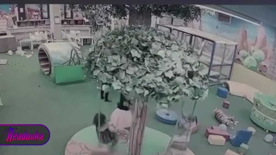 В Улан-Удэ на ребенка упала карусель в игровом центре