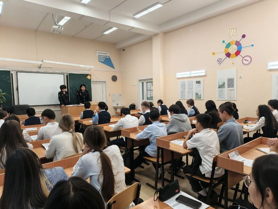 Сотрудники правового отдела МВД Бурятии провели профилактическую встречу со школьниками гимназии №33 г. Улан-Удэ