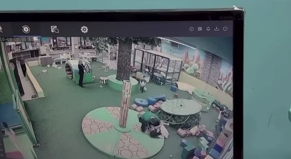 В одном из детских игровых центров Улан-Удэ на шестилетнюю девочку рухнула карусель