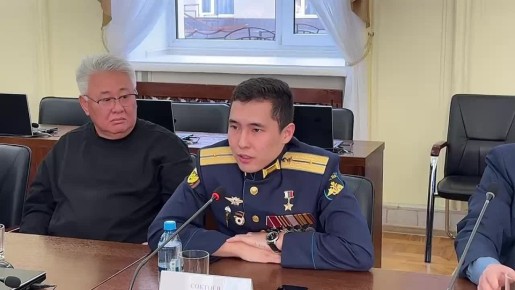 Сегодня в Народном Хурале прошла встреча депутатов во главе с Председателем республиканского парламента Владимиром Павловым с Героем России Тимуром Соктоевым