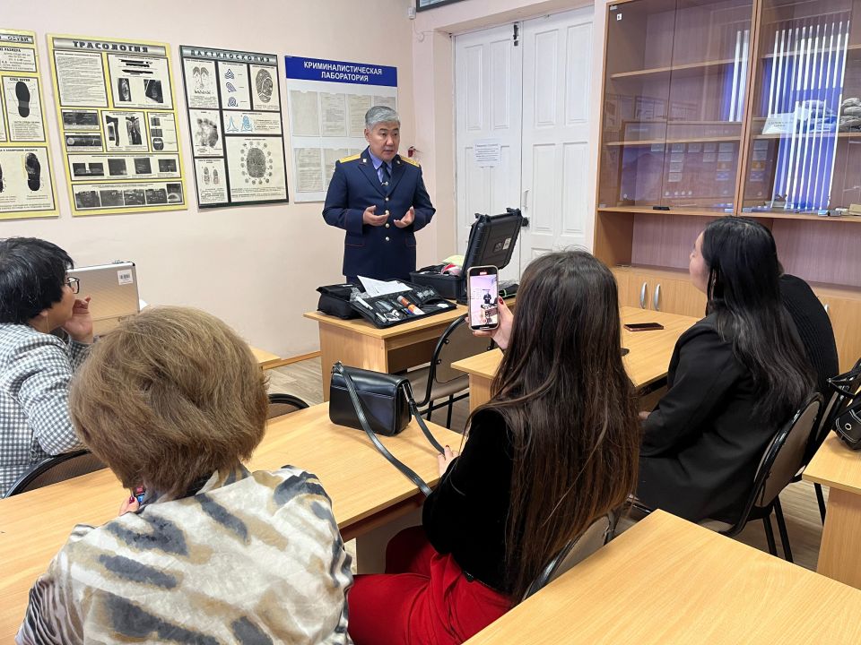 Следователь-криминалист во время встречи со студентами рассказал о своей профессии, а также провел занятие по методике осмотра места происшествия