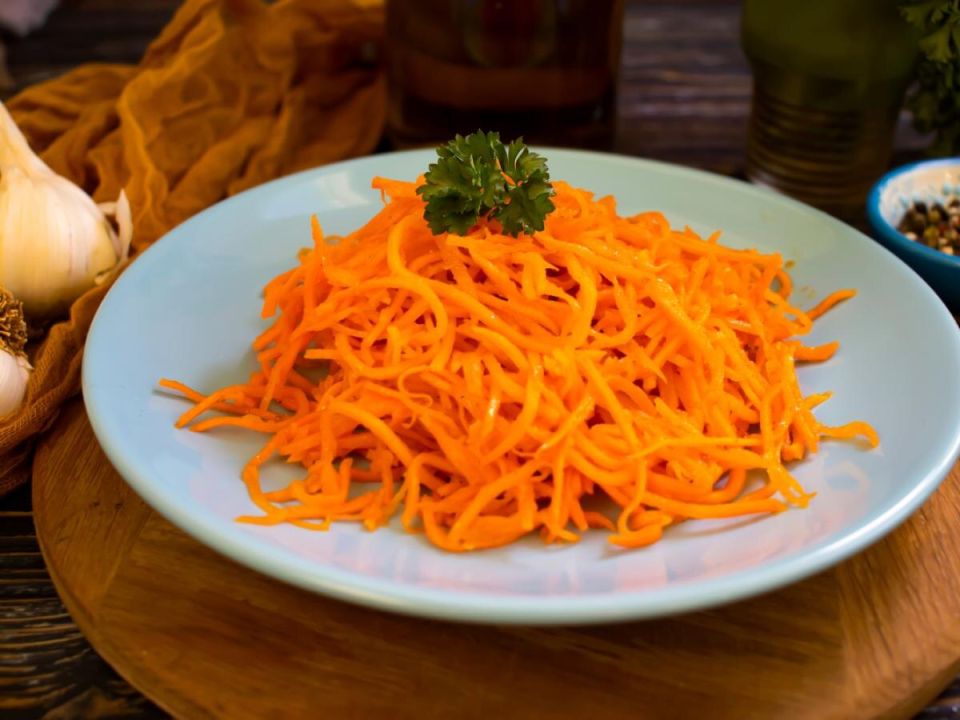 Морковь по-корейски: магия простого салата, который завоюет любое сердце