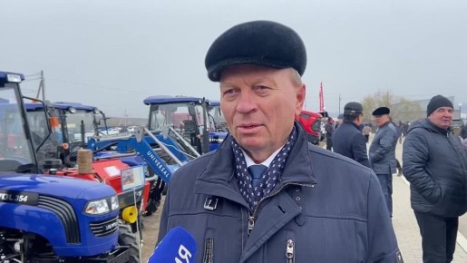 Мндэр Ивалгын аймагай Поселье hуурин шадархи тусхай талмайда дэлгээгдэhэн лтэртэ малай ээлжээтэ зэсхэлэндэ Арадай Хуралай Трлэгшэ Владимир Павлов хабаадаба