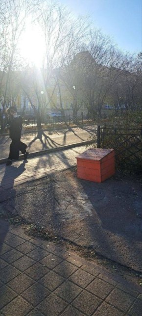 Для оперативного реагирования в непогоду, особенно во время снегопадов, на опасных спусках и подъемах предусмотрительно размещены ящики с песком