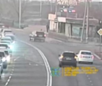 Внедорожник вылетел на остановку после столкновения с легковушкой