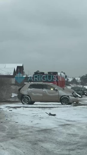 Нам пишут: Из-за скользкой дороги два водителя устроили ДТП на улице Магистральная