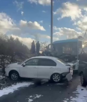 В Улан-Удэ из-за гололёда произошло ДТП с участием четырёх автомобилей