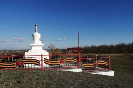 В Мангуше ДНР вандалы сорвали флаги 36 армии над буддийской ступой