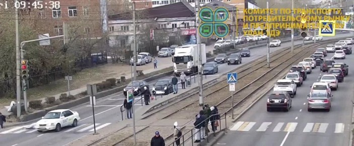 Когда поспешили все... Девушка не дождалась зелёного, а таксист решил успеть на мигающий. Момент ДТП с участием пешехода на «Химчистке» опубликовал комитет по транспорту