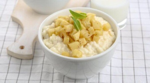 Как приготовить сытную рисовую кашу с яблоками: простой рецепт на завтрак