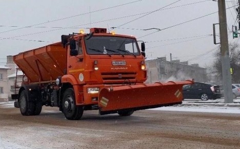 В Улан-Удэ подсыпают дороги из-за выпавшего снега