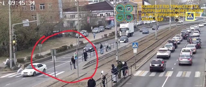Торопились оба. Сегодня утром в Улан-Удэ на улице Боевая, около остановки «Химчистка», девушка попала под колёса автомобиля