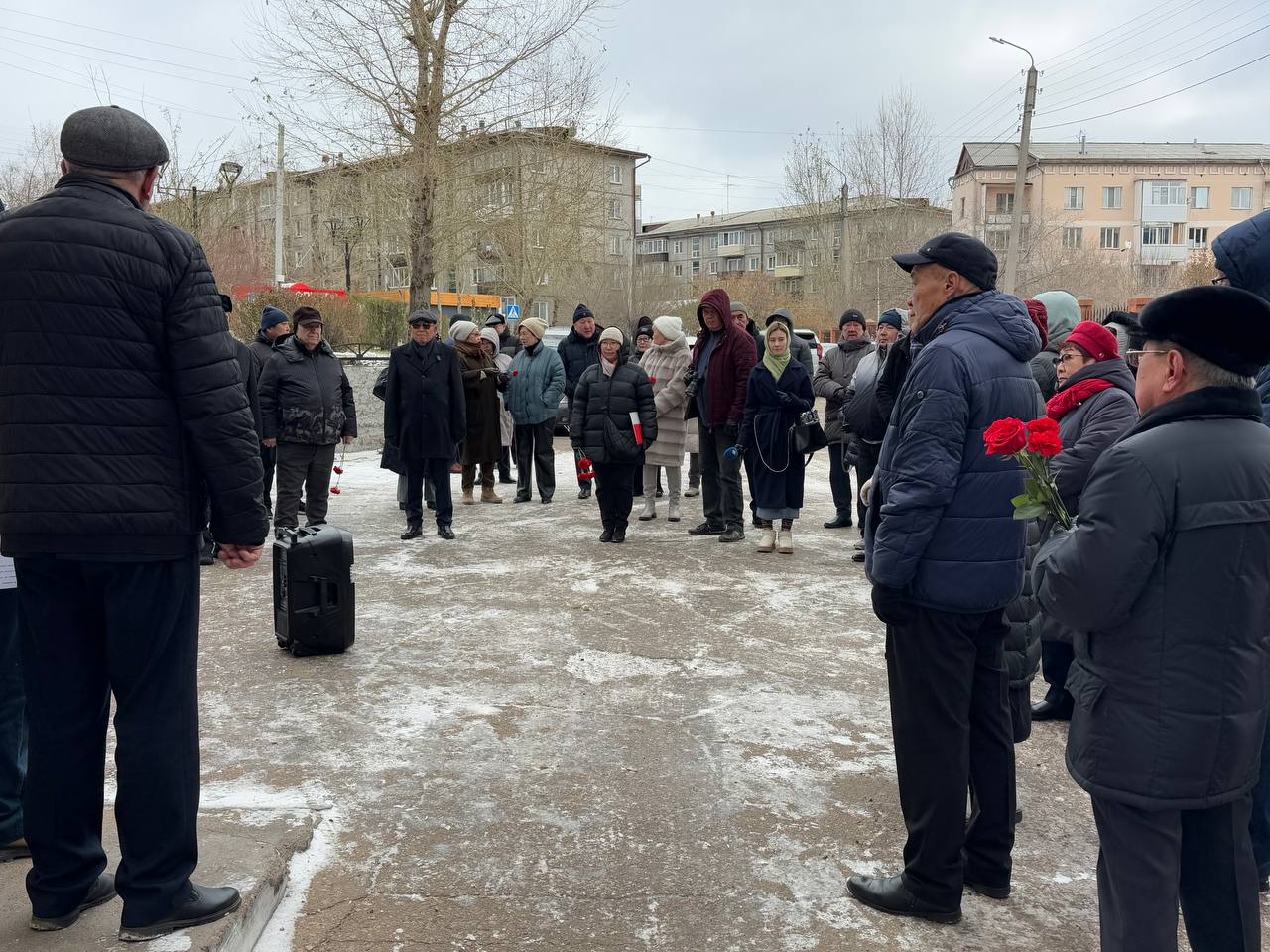 В столице республики состоялась торжественная церемония открытия мемориальной доски видному государственному и партийному деятелю Семёну Ангапову, которому сегодня ему исполнилось бы 100 лет В столице республики состоялась торжественная церемония открытия мемориальной доски видному государственному и партийному деятелю Семёну Ангапову, которому сегодня ему исполнилось бы 100 лет