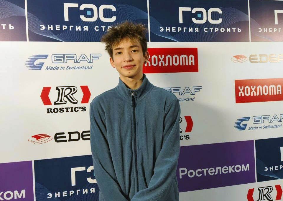 Бурятский фигурист Алдар Самбуев завоевал серебряную медаль юниорского гран-при России в мужском одиночном катании, набрав 226,28 баллов