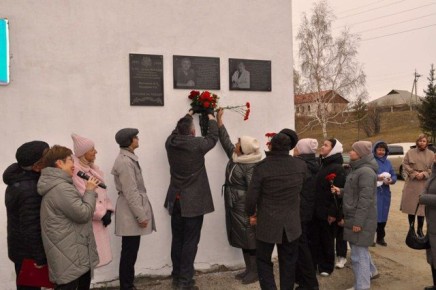 24 октября в Бурятии, в Кяхтинской центральной районной больнице почтили память выдающихся врачей района: Юрия Семёновича Чайкина и Николая Цырендашиевича Санжижапова