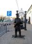 В Кяхте появился Лоточник. Очаровательную скульптуру установили в центре города, напротив универмага