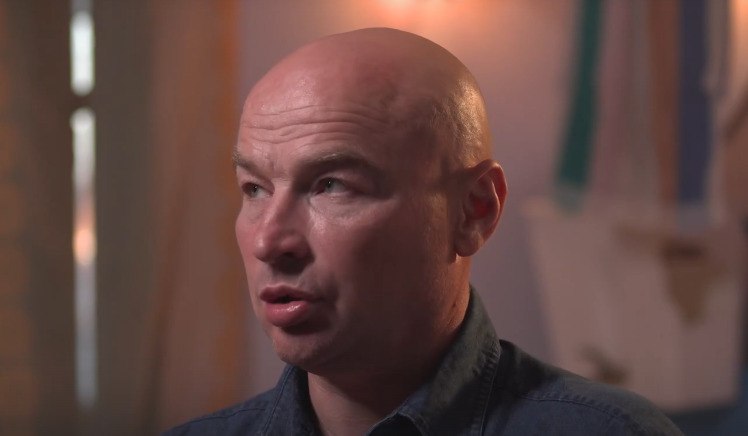 «Один раз волна была с двух-, трёхэтажный дом. Вниз посмотришь – голова кружится. Трое суток нас к берегу тащило-тащило, а когда немного осталось, раз – и в другую сторону начинает тащить…»