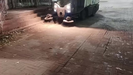 Пока город спит – сотрудники Комбината по благоустройству поддерживают чистоту и порядок на улицах и общественных территориях